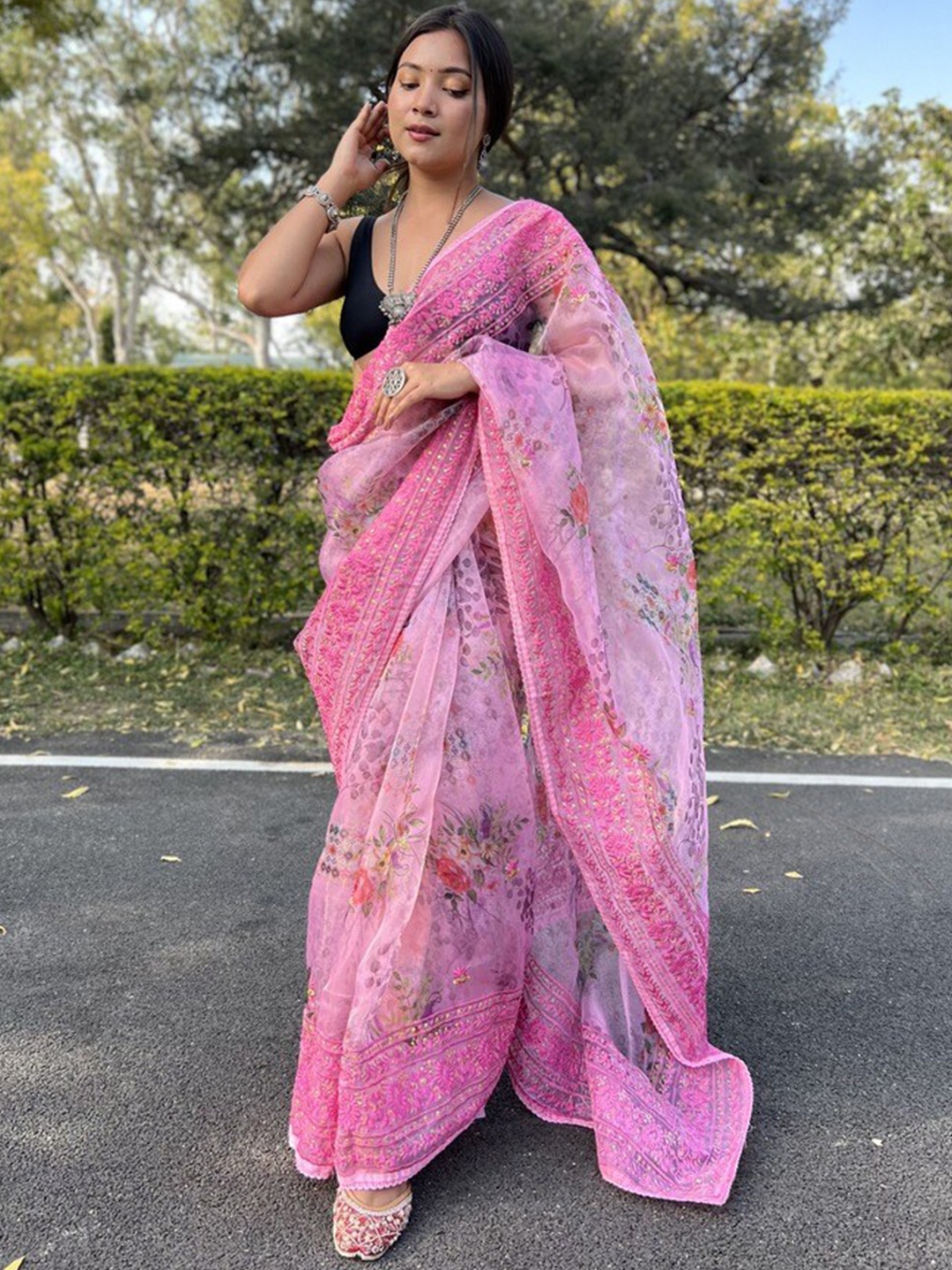 

Atulyam Tex World Floral Embroidered Organza Saree, Pink