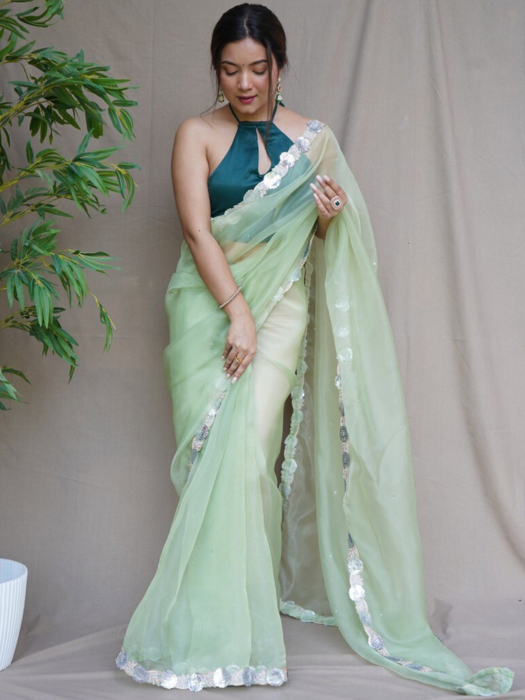 

Atulyam Tex World Embroidered Sequinned Organza Saree, Green