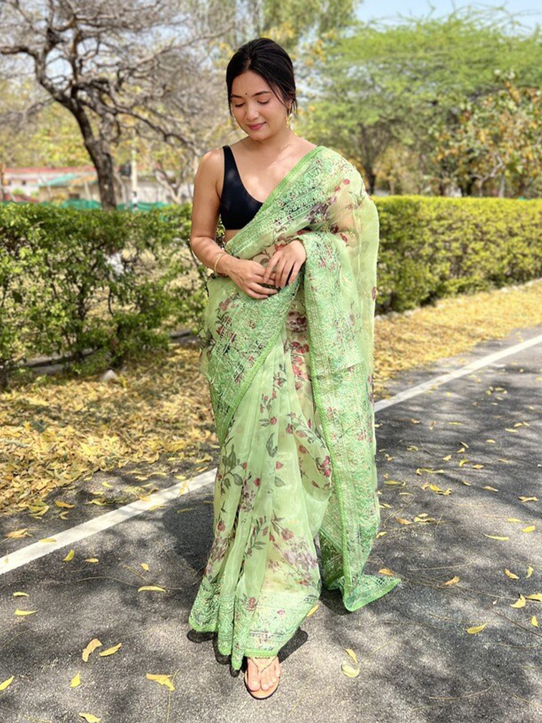 

Atulyam Tex World Floral Embroidered Organza Saree, Green