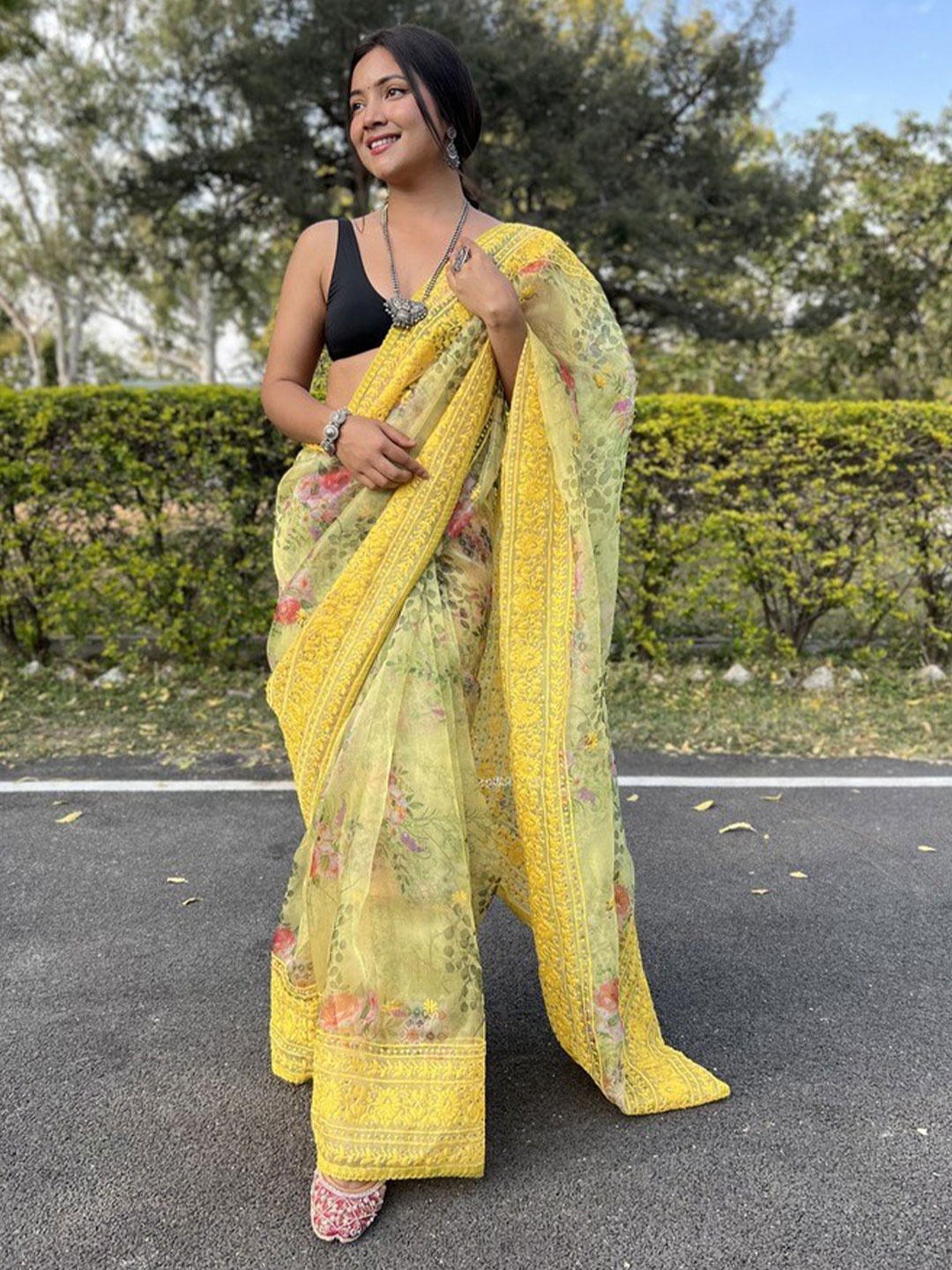 

Atulyam Tex World Floral Printed Embroidered Organza Saree, Yellow