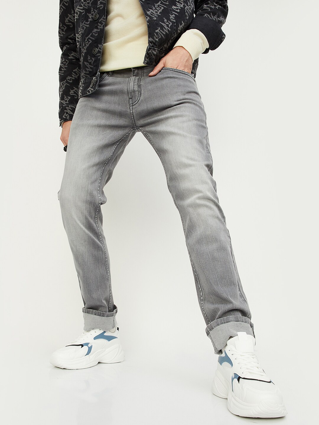 

max Men Mildly Distressed Heavy Fade Jeans, Grey