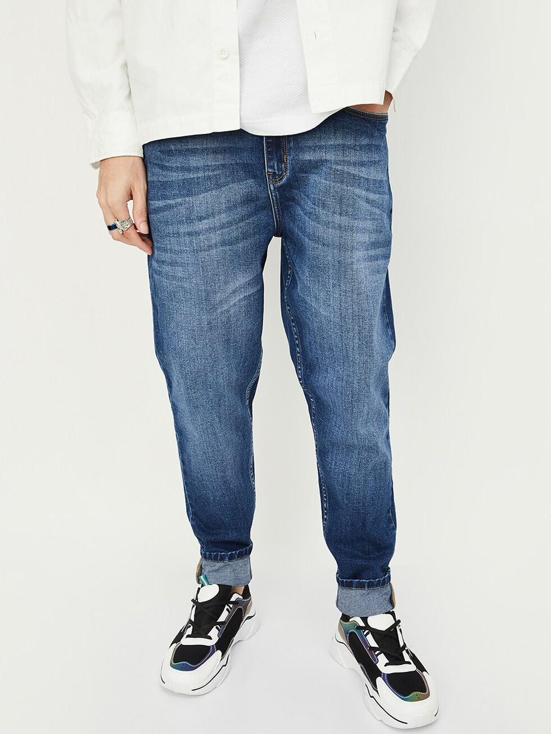 

max Men Mildly Distressed Light Fade Jeans, Blue