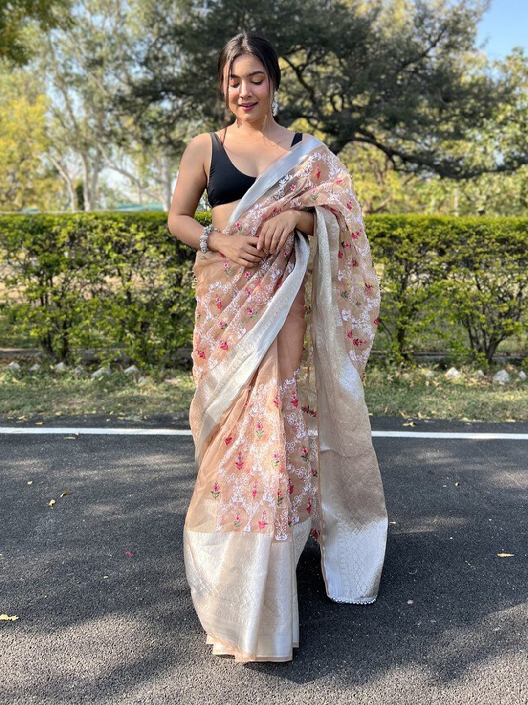 

Atulyam Tex World Floral Embroidered Organza Saree, Peach