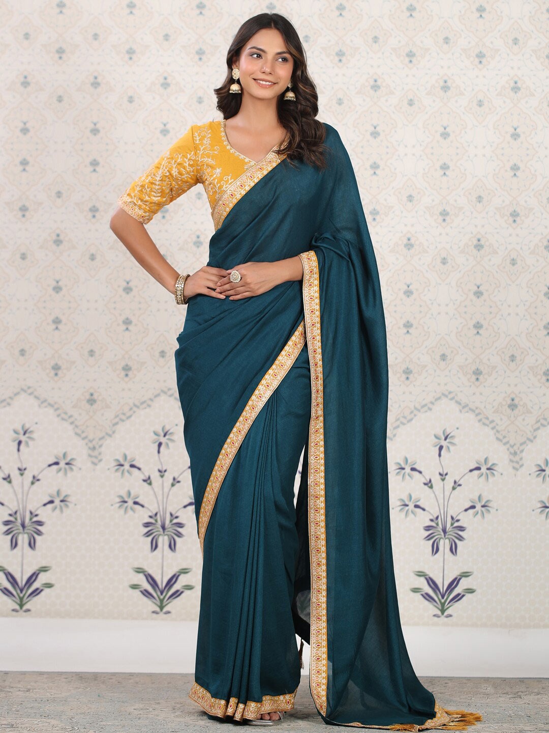 

Ode by House of Pataudi Teal & Gold-Toned Embroidered Border Saree