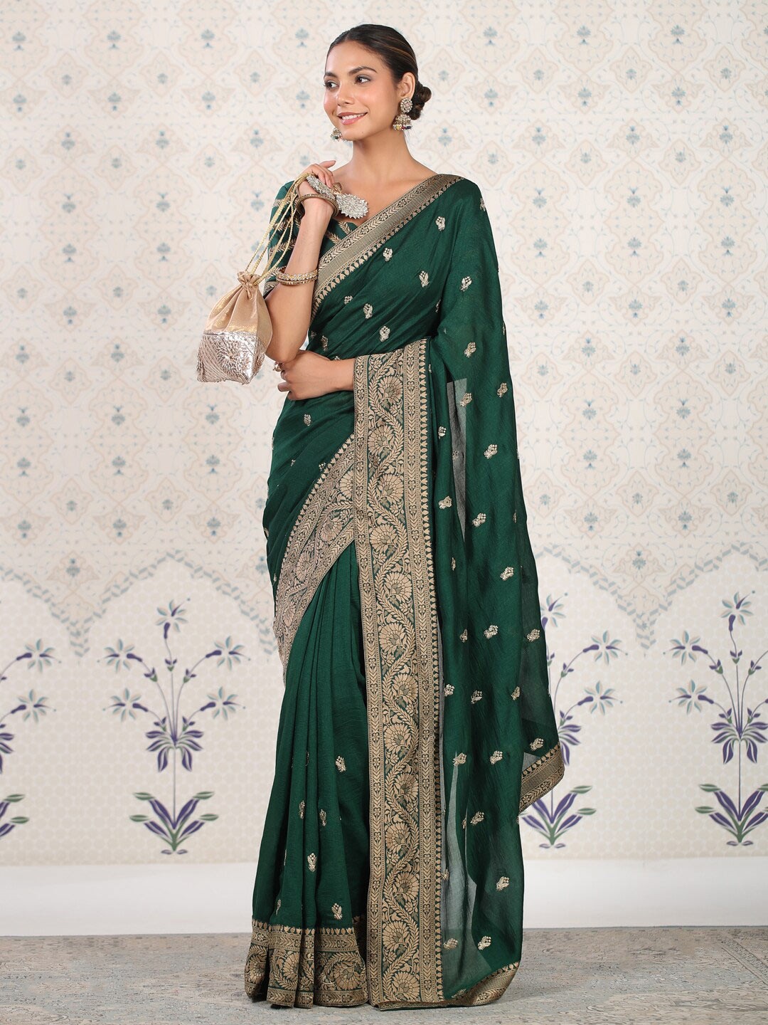 

Ode by House of Pataudi Green & Gold-Toned Floral Embroidered Saree