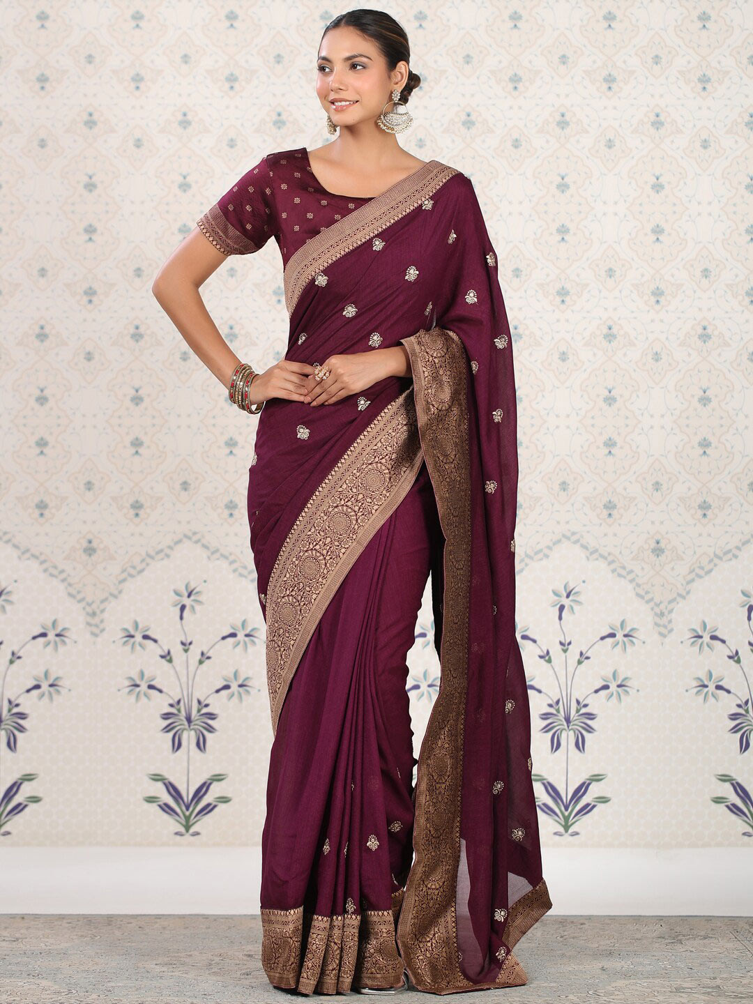 

Ode by House of Pataudi Purple & White Floral Embroidered Saree