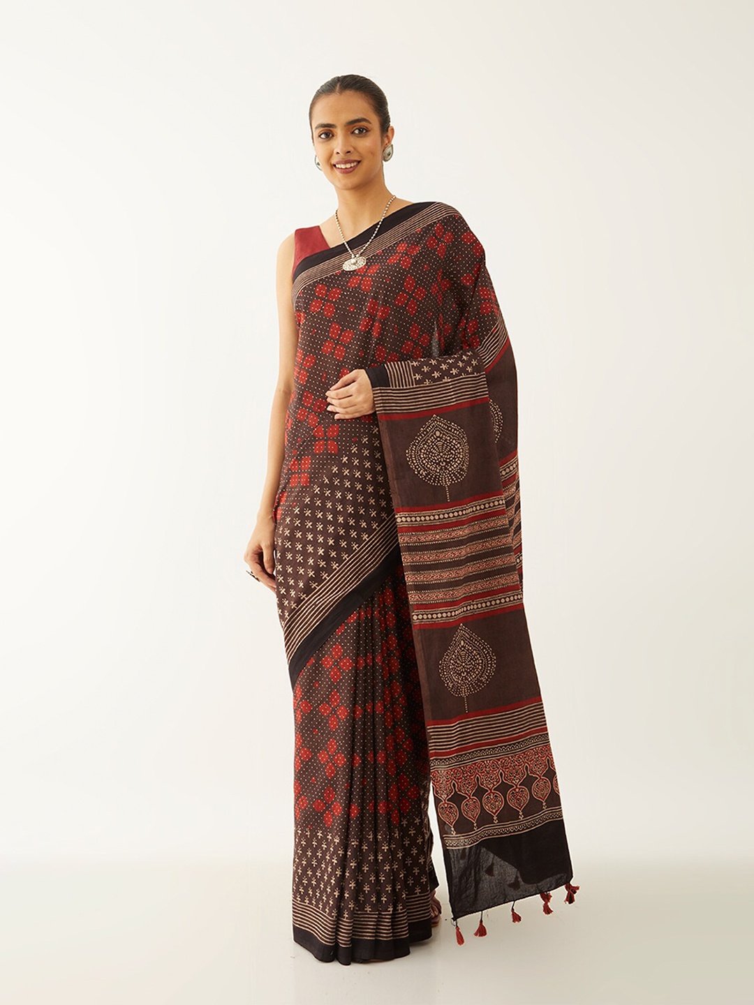 

Taneira Ethnic Motifs Pure Cotton Block Print Saree, Maroon
