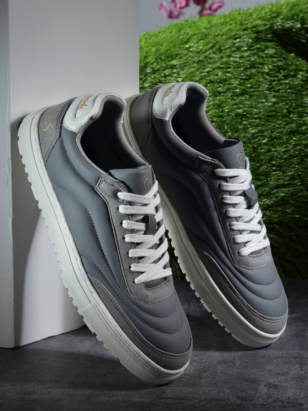 

SOLETHREADS REBEL Men Textured Anti-Skid Contrast Sole Sneakers, Grey