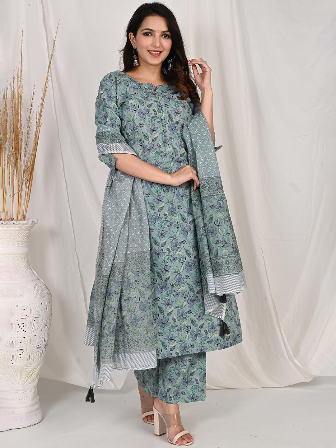 

Do Dhaage Floral Printed Regular Pure Cotton Kurta With Trousers & Dupatta, Grey