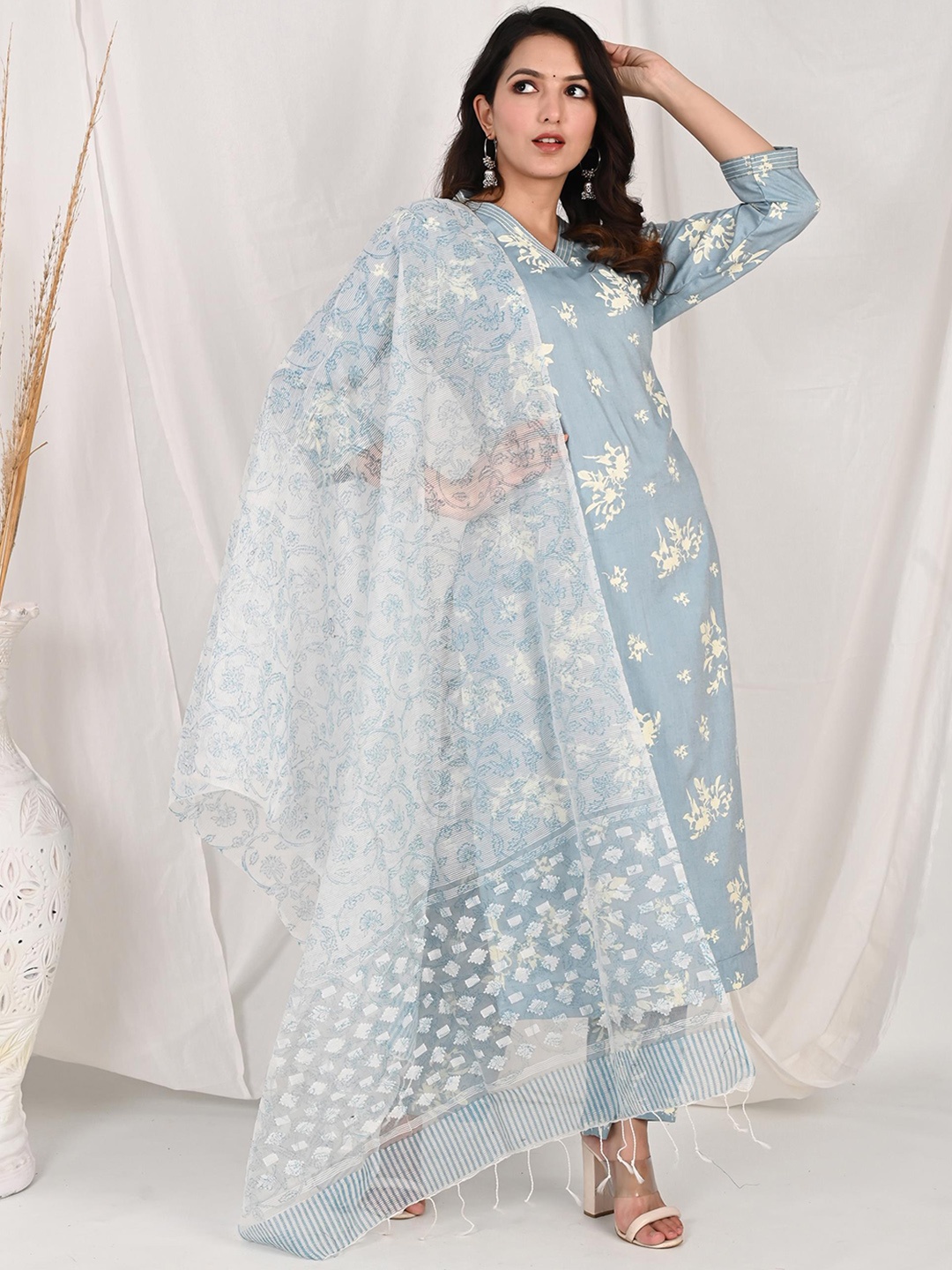 

Do Dhaage Floral Printed Regular Kurta with Trousers & Dupatta, Blue