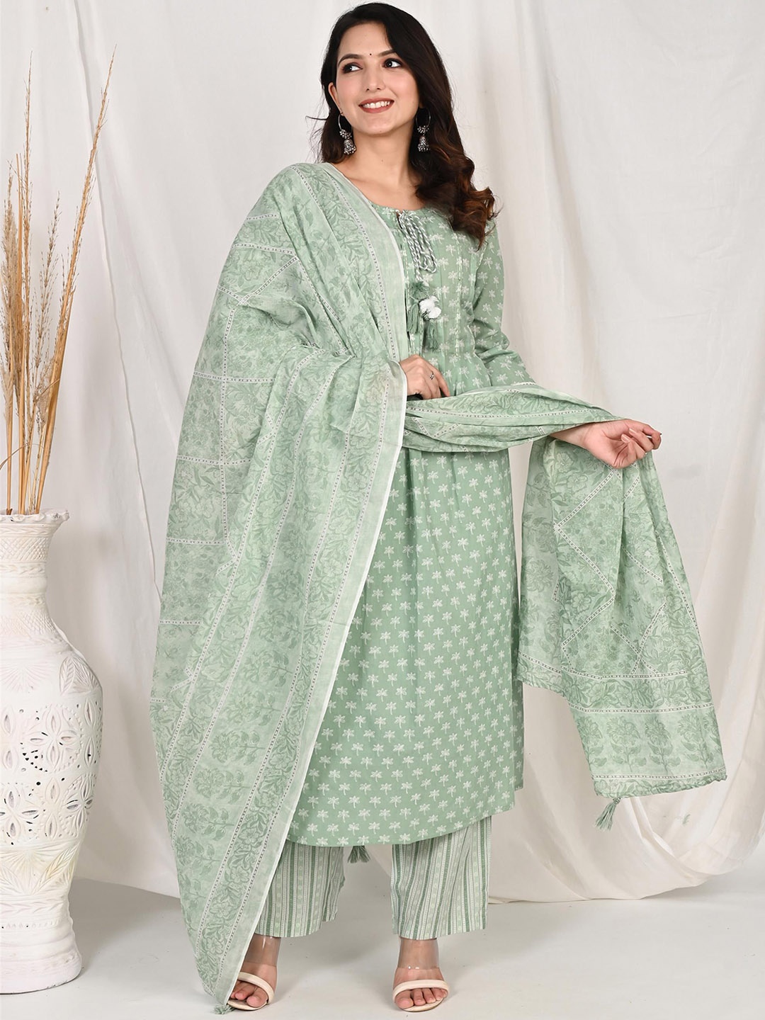 

Do Dhaage Floral Printed Regular Thread Work Pure Cotton Kurta With Trousers & Dupatta, Green