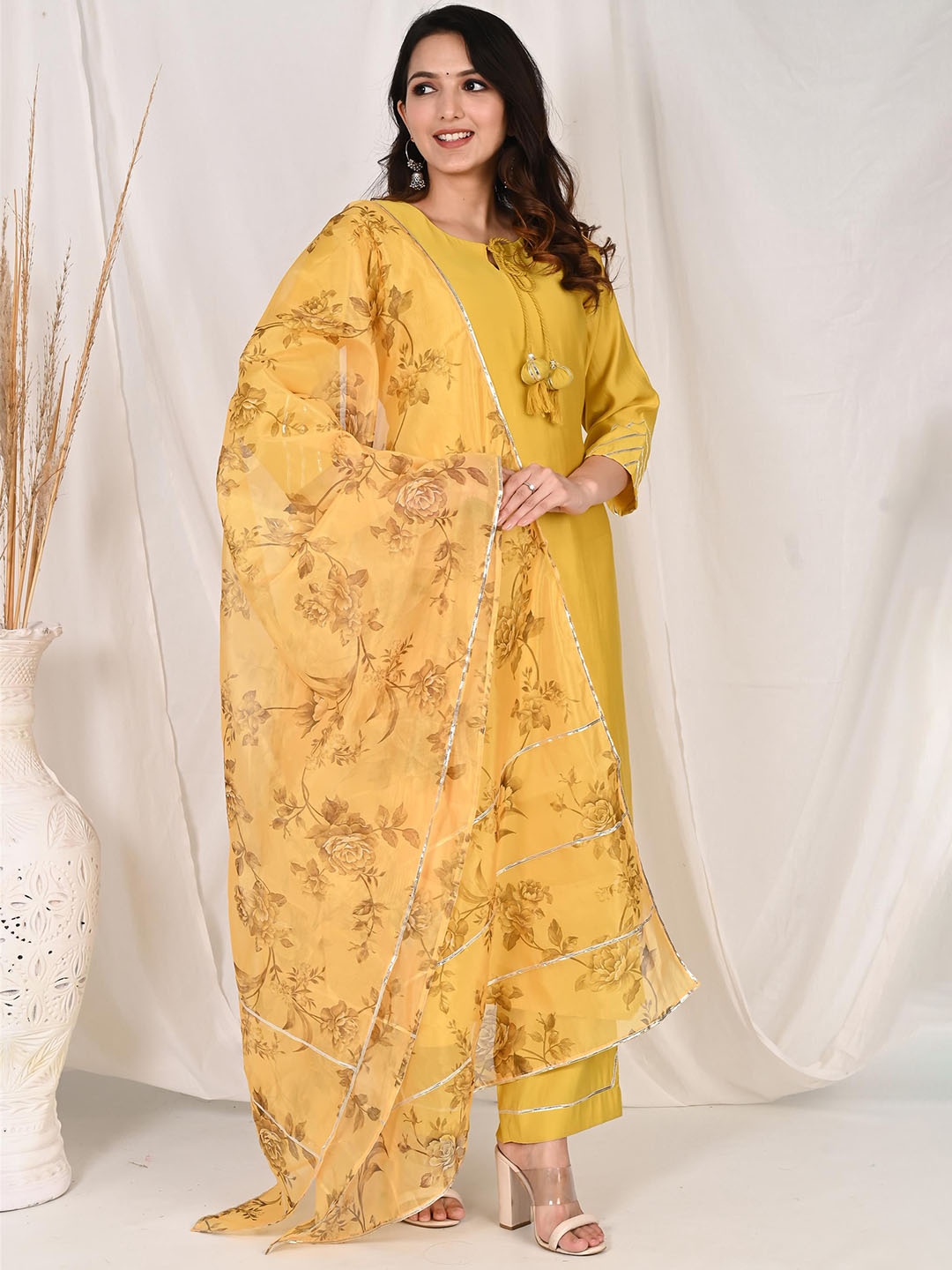 

Do Dhaage Key Hole Neck Regular Straight Kurta With Palazzos & Dupatta, Yellow