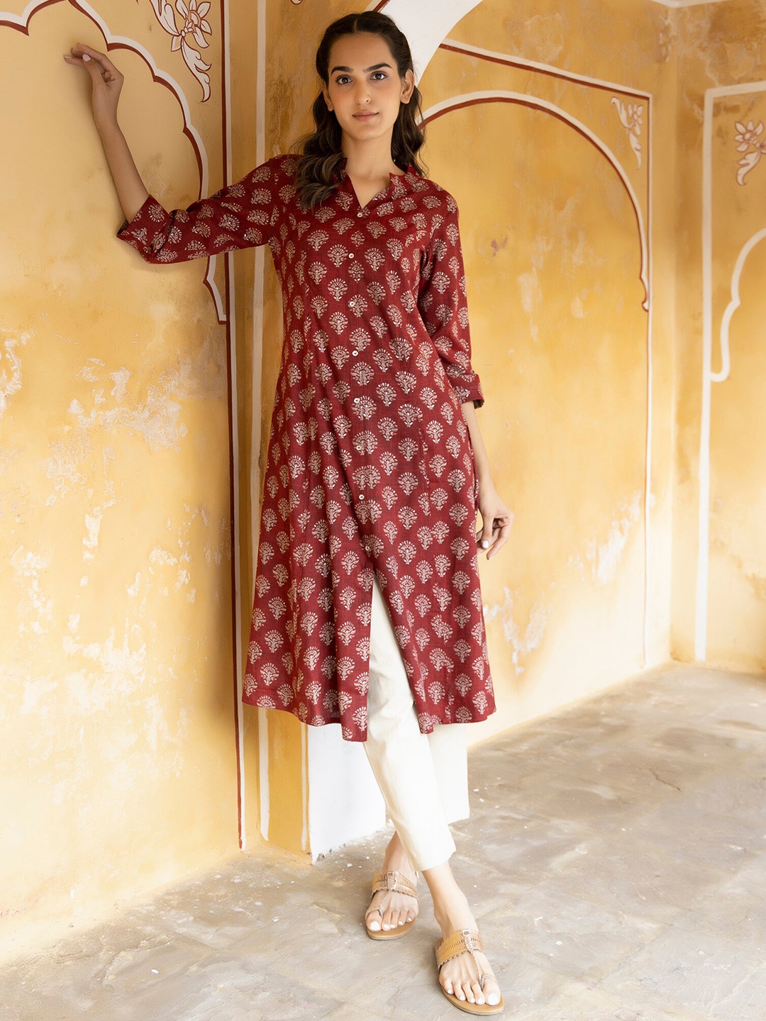 

Ragavi Ethnic Motifs Printed Mandarin Collar Cotton A-Line Kurta, Maroon