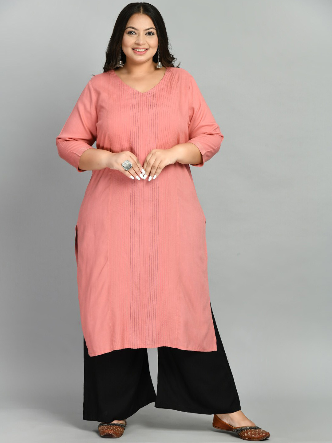 

PrettyPlus by Desinoor.com Plus Size V-Neck Thread Work Regular Kurta, Peach