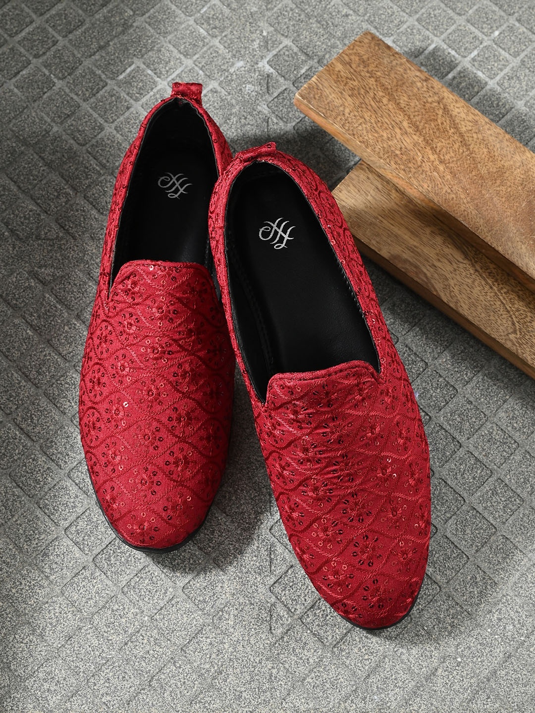 

House of Pataudi Men Textured Embellished Comfort Insole Lightweight Mojaris, Red