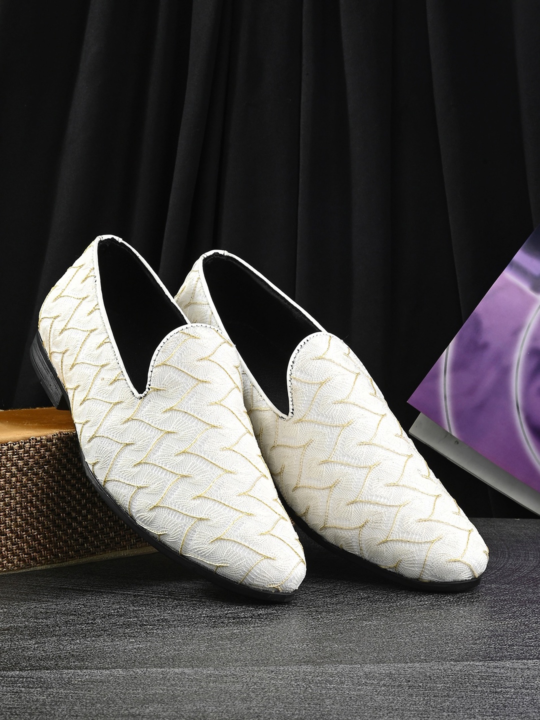

House of Pataudi Men Textured Embellished Comfort Insole Lightweight Mojaris, White