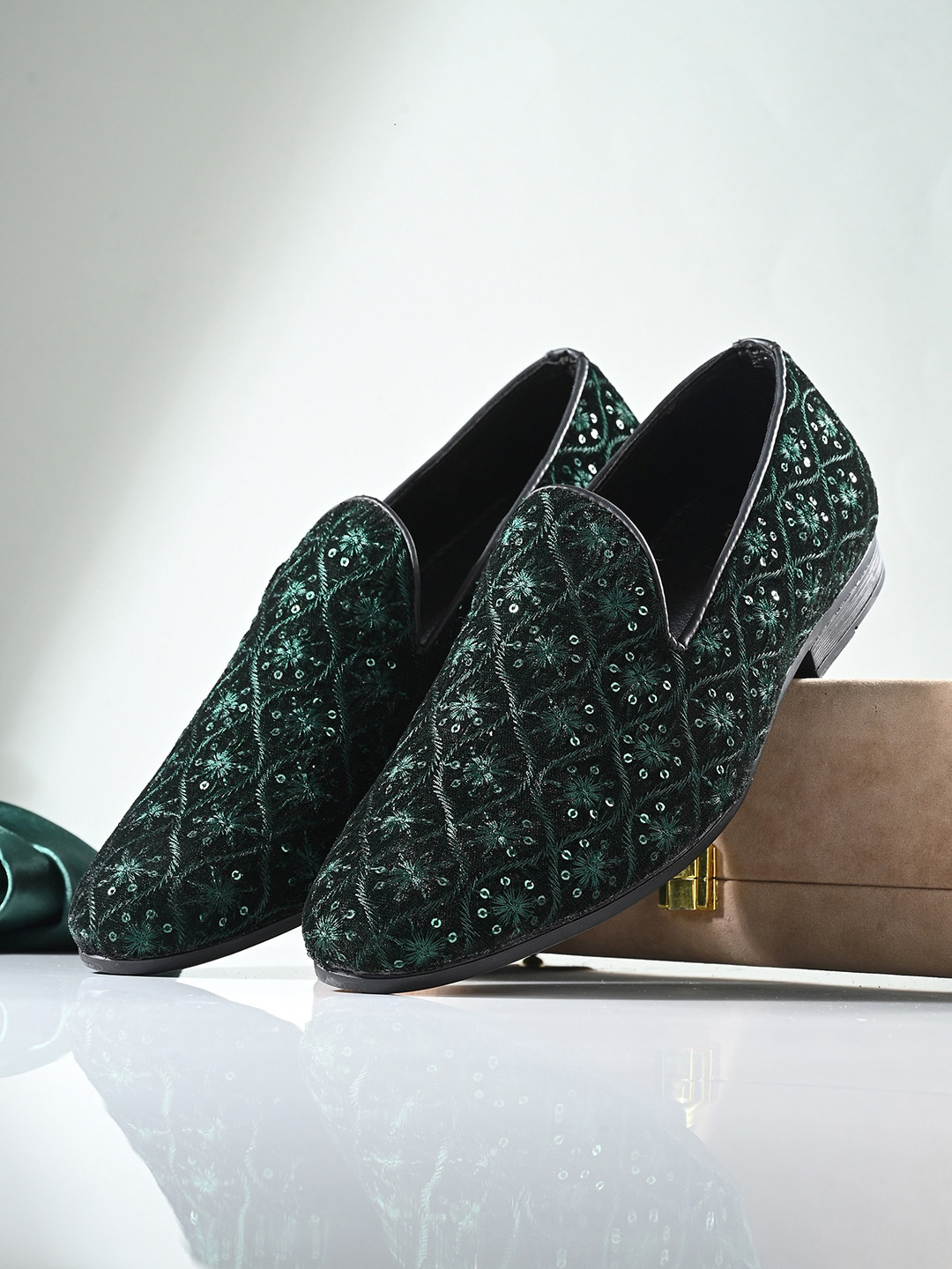 

House of Pataudi Men Textured Embellished Comfort Insole Lightweight Mojaris, Green