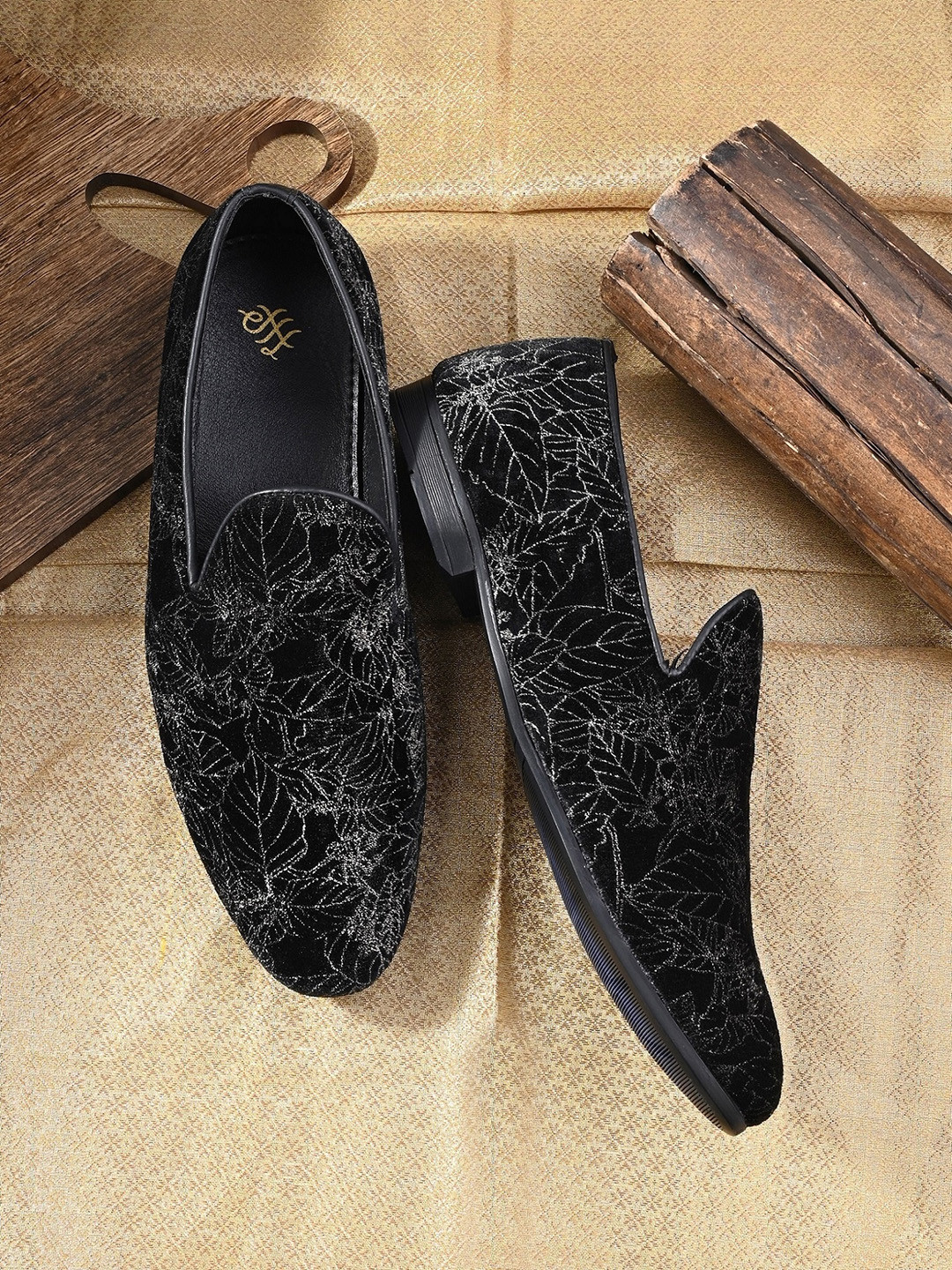 

House of Pataudi Men Textured Embellished Comfort Insole Lightweight Mojaris, Black