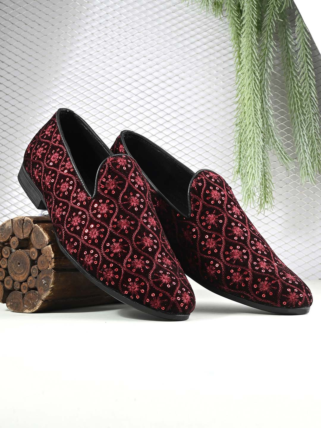 

House of Pataudi Men Textured Embellished Comfort Insole Lightweight Mojaris, Red