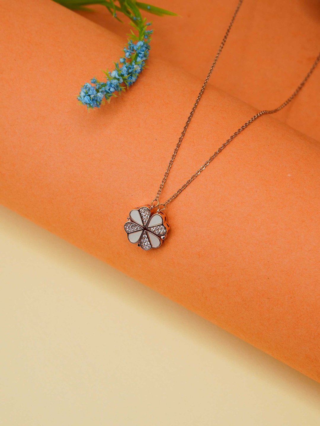 

GRIIHAM Silver-Plated American Diamond Flower Design Necklace