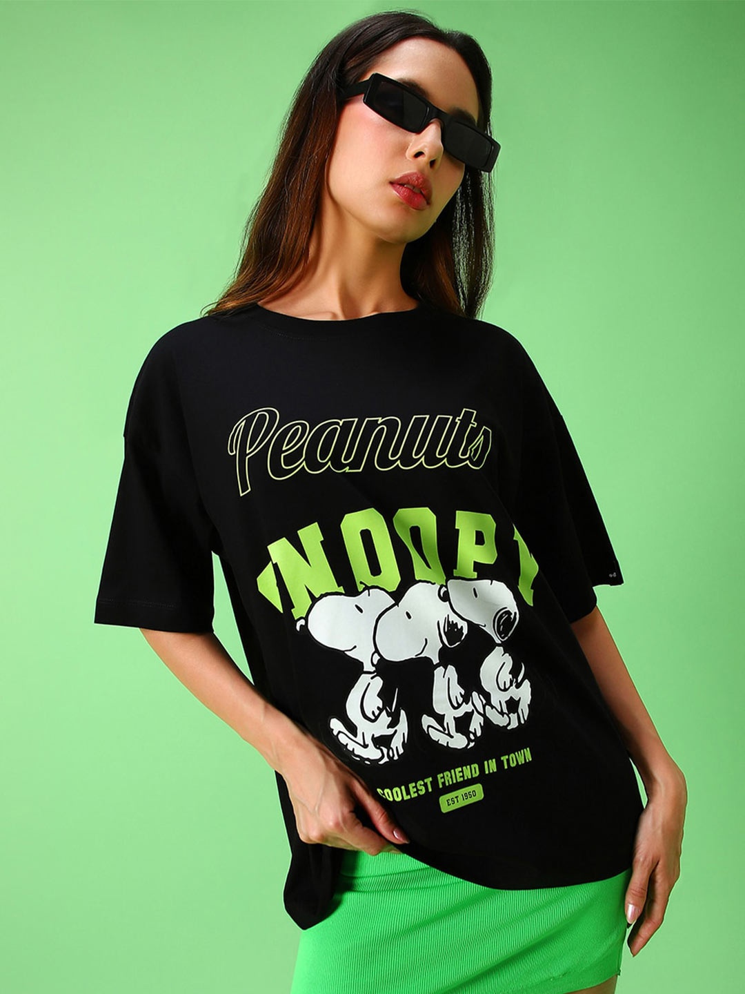 

Bewakoof x OFFICIAL PEANUTS MERCHANDISE Snoopy Illusion Graphic Printed Oversized T-shirt, Black