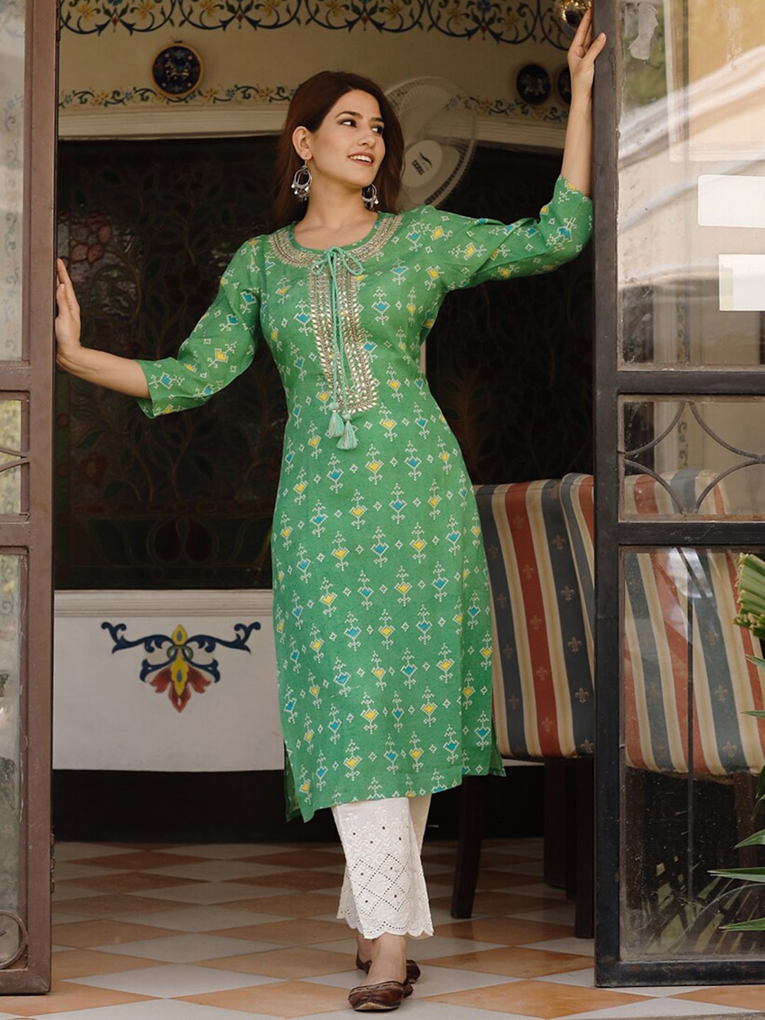 

AMIRAS INDIAN ETHNIC WEAR Bandhani Printed Gotta Patti Kurta with Trousers, Green