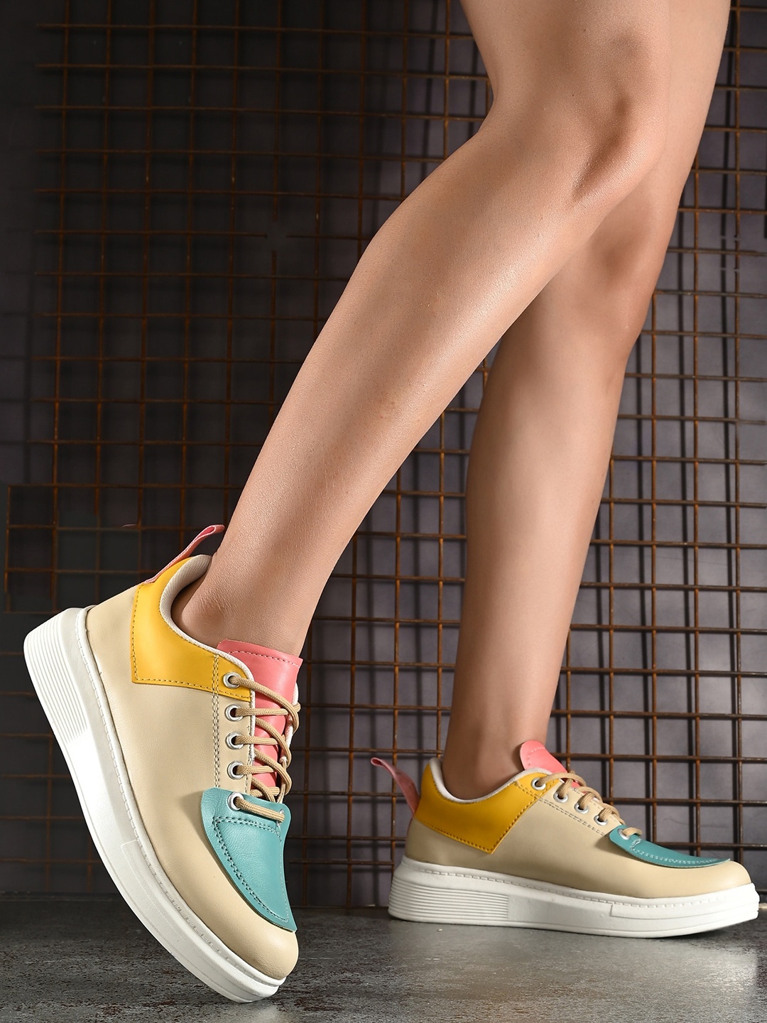 

AfroJack Women Colourblocked Padded Insole Contrast Sole Sneakers, Beige