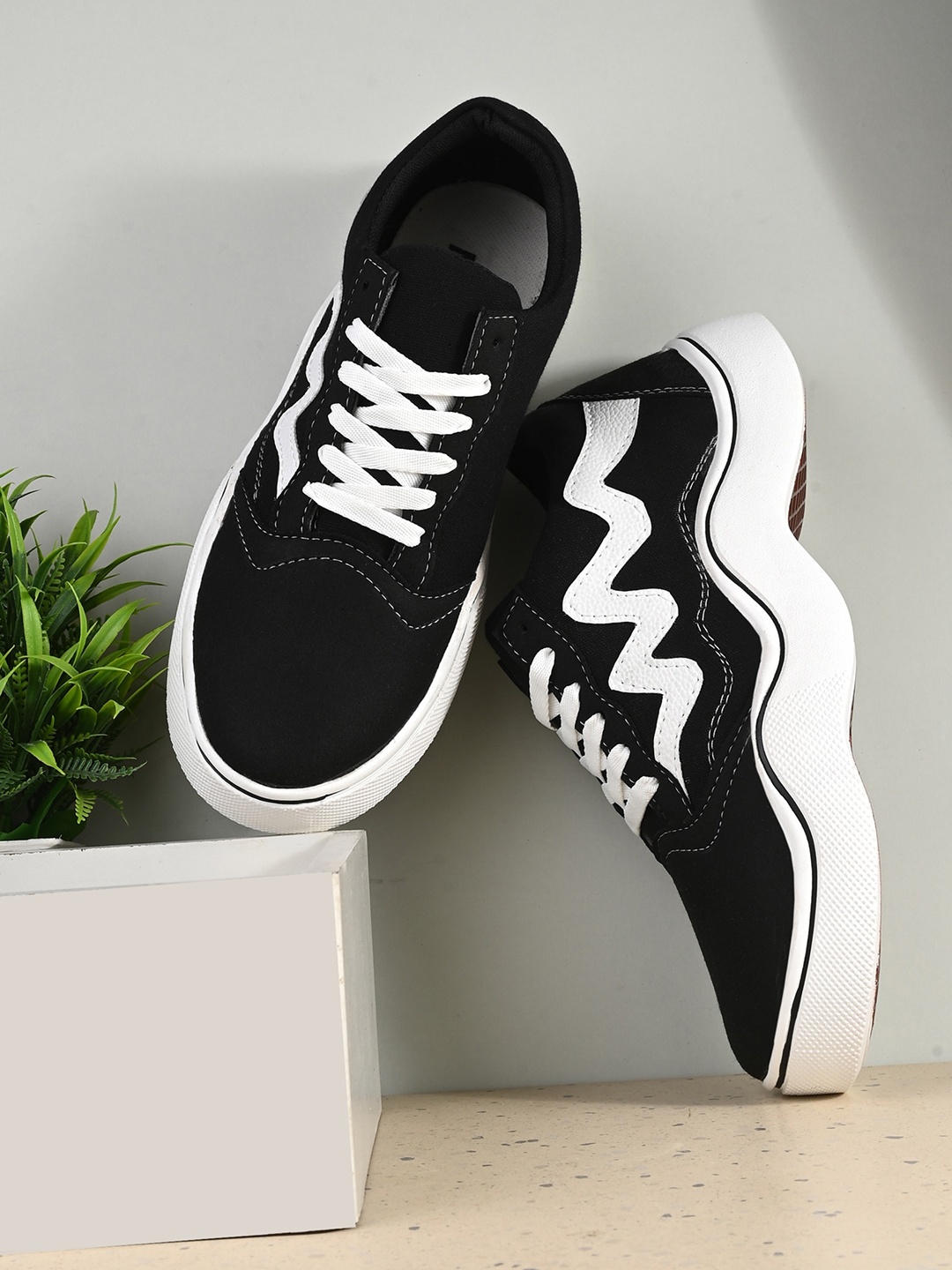 

AfroJack Men Colourblocked Padded Insole Canvas Contrast Sole Sneakers, Black