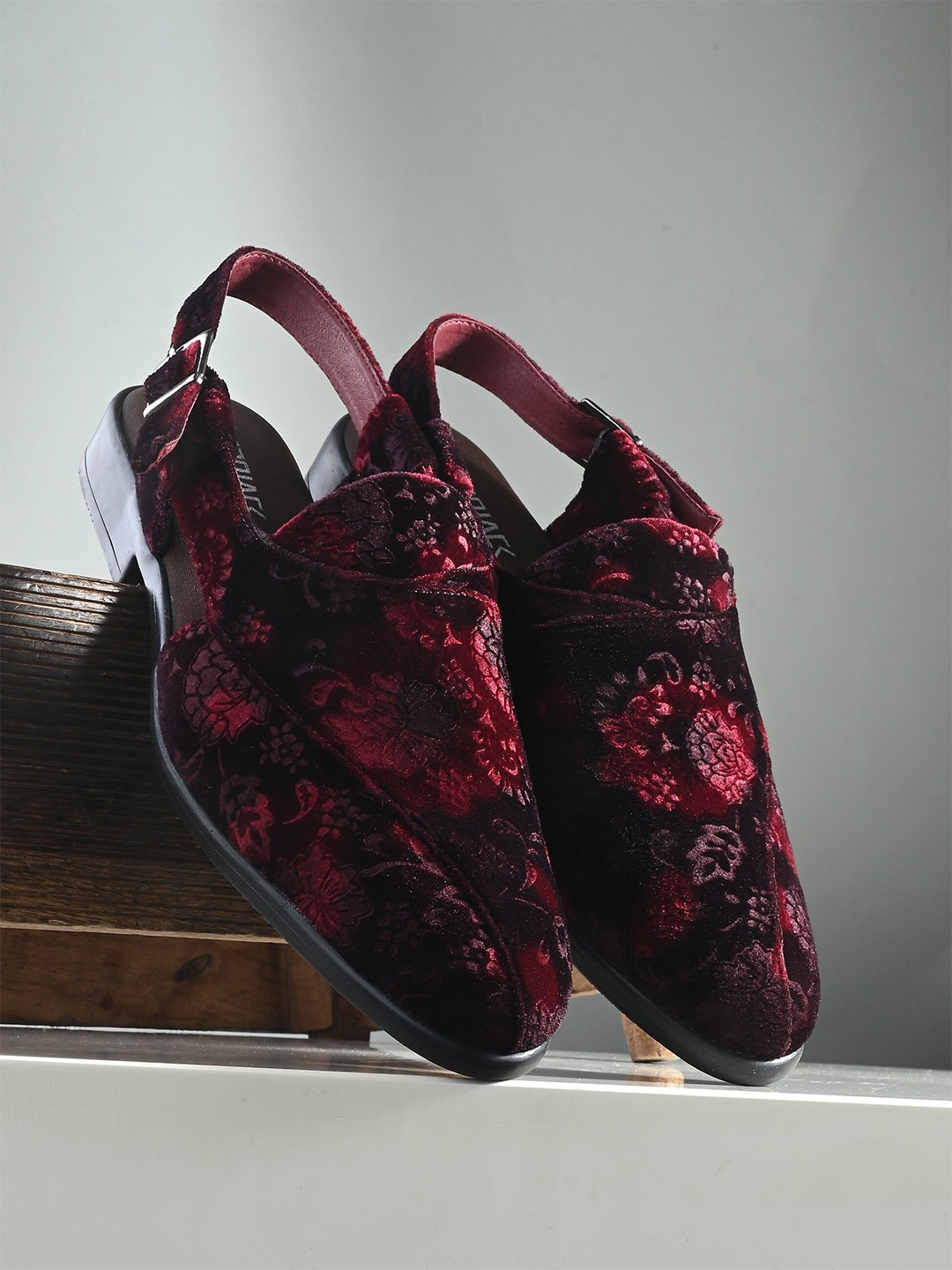

AfroJack Men Self Design Fabric Shoe-Style Sandals With Buckle Closure, Maroon