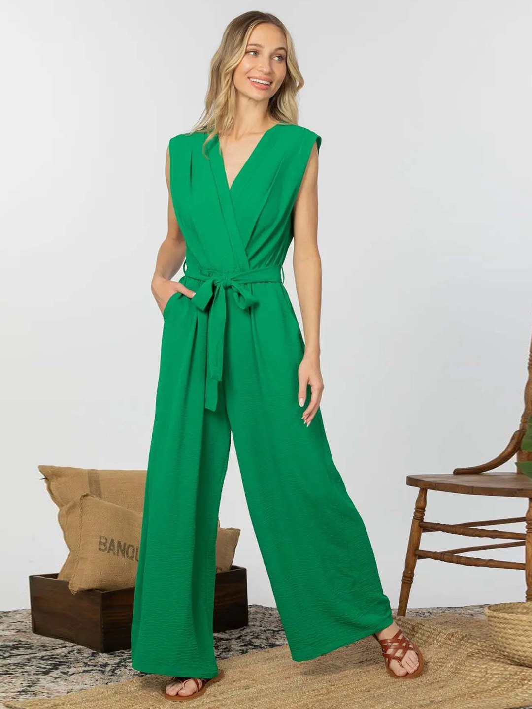 

BoStreet Green V-Neck Waist Tie Ups Culotte Jumpsuit