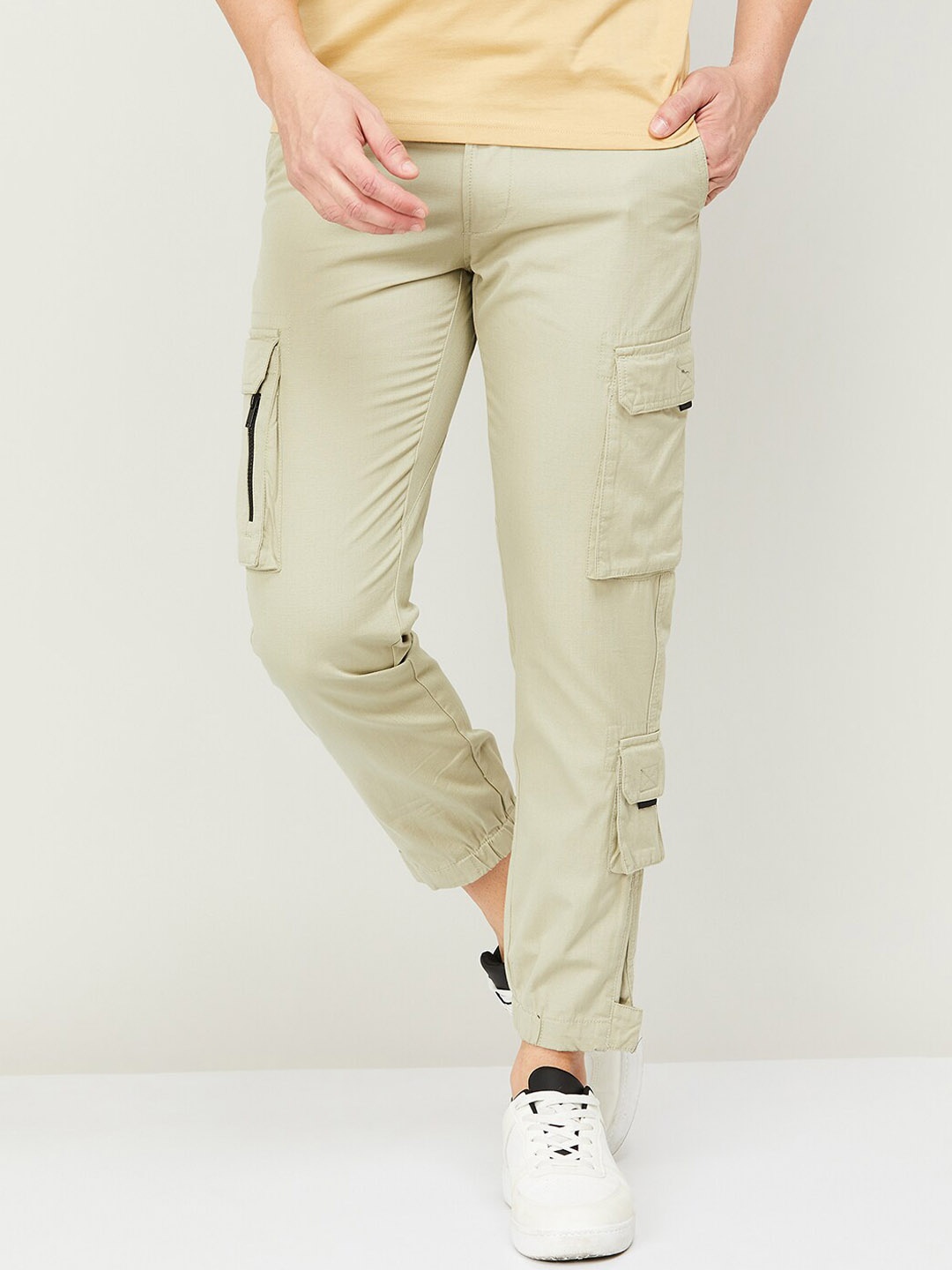 

Bossini Men Mid-Rise Cotton Cargos Trousers, Beige