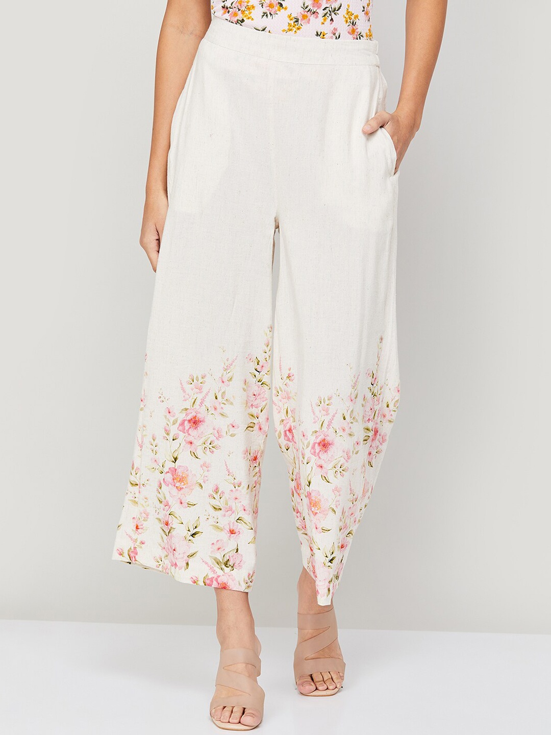 

CODE by Lifestyle Women Off White Floral Printed Pleated Culottes Trousers