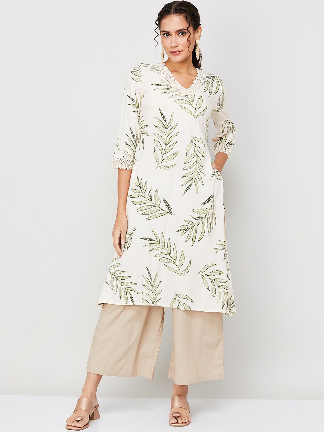 

Melange by Lifestyle Floral Printed V-Neck Kurta, Off white