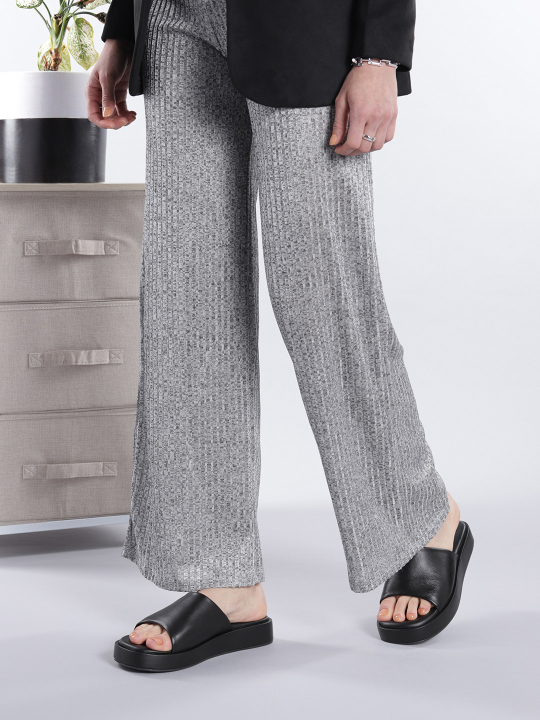 

Kenneth Cole Women Open Toe Flats, Black