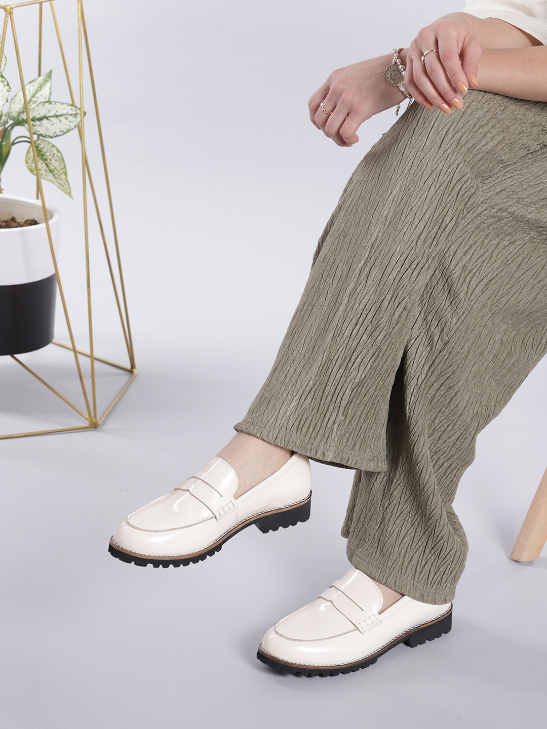 

Kenneth Cole Women Round-Toe Penny Loafers, Off white