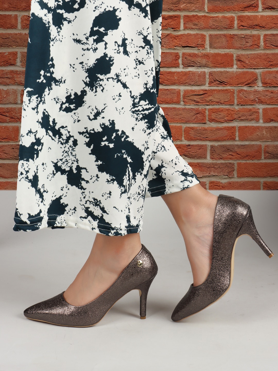 

ELLE Pointed Toe Textured Slim Pumps, Silver