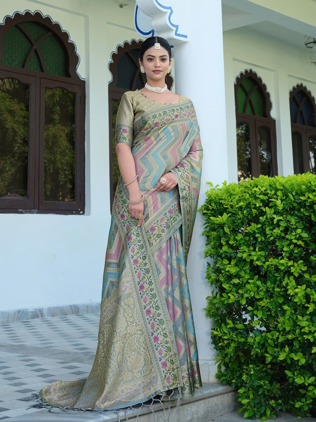 

GAJARAI Woven Design Zari Organza Saree, Grey