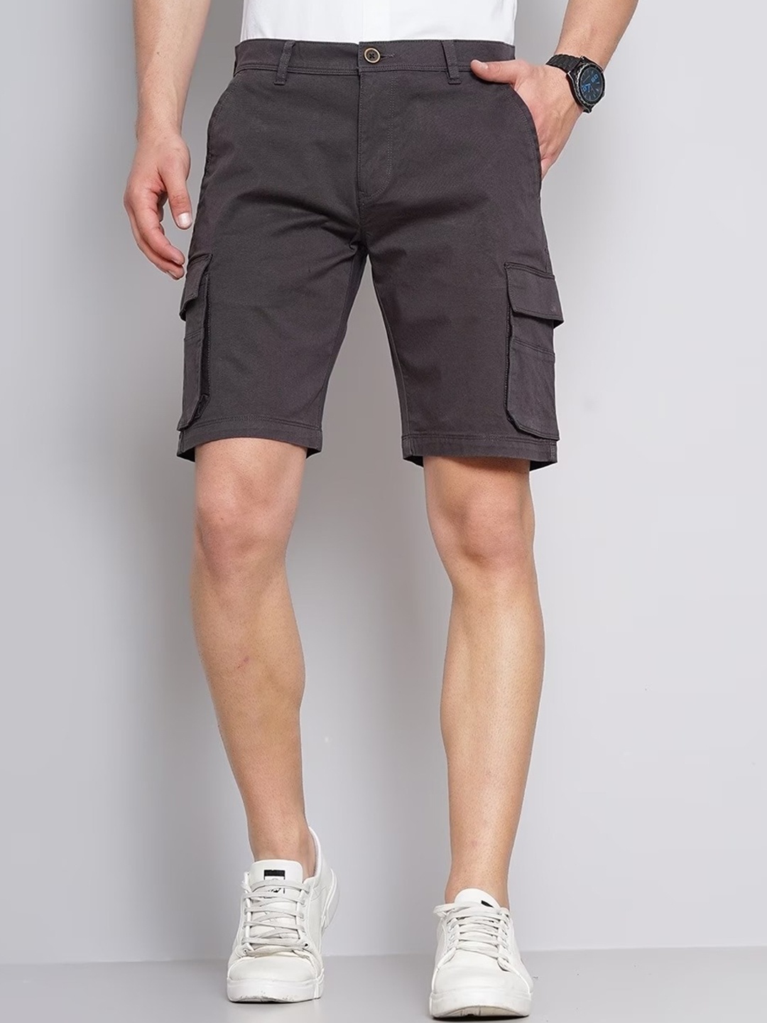 

British Club Men Charcoal Slim Fit Low-Rise Cargo Shorts