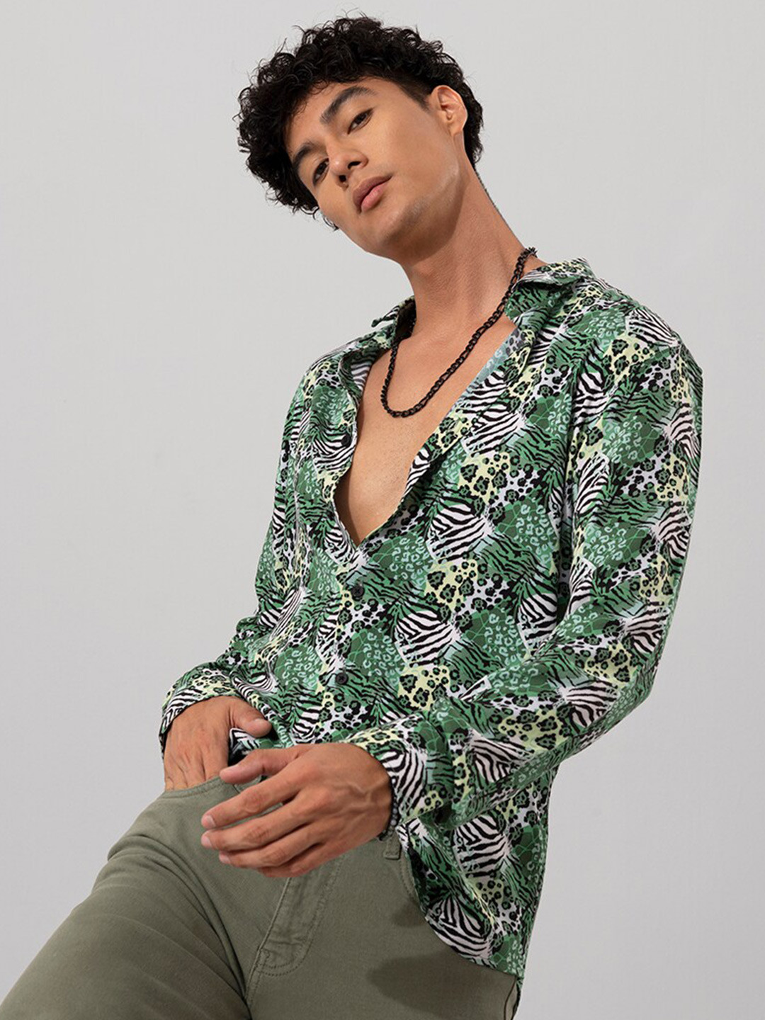 

Snitch Green Slim Fit Animal Printed Casual Shirt