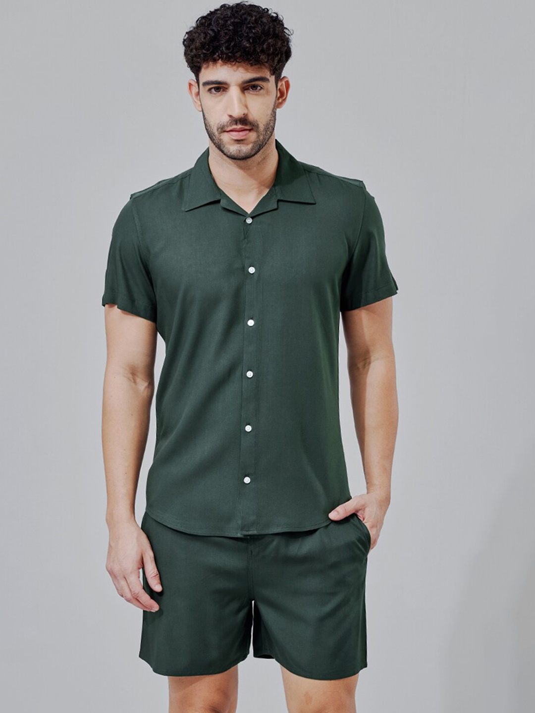 

Snitch Green Spread Collar Shirt With Shorts