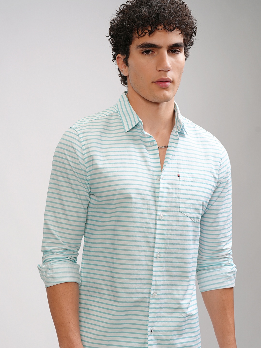 

HIGHLANDER Men White & Blue Slim Fit Striped Casual Shirt
