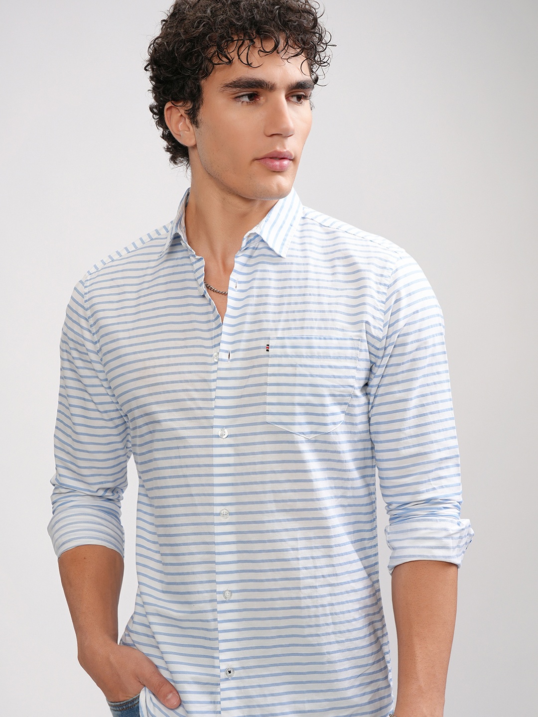 

HIGHLANDER Men White & Blue Slim Fit Striped Casual Shirt