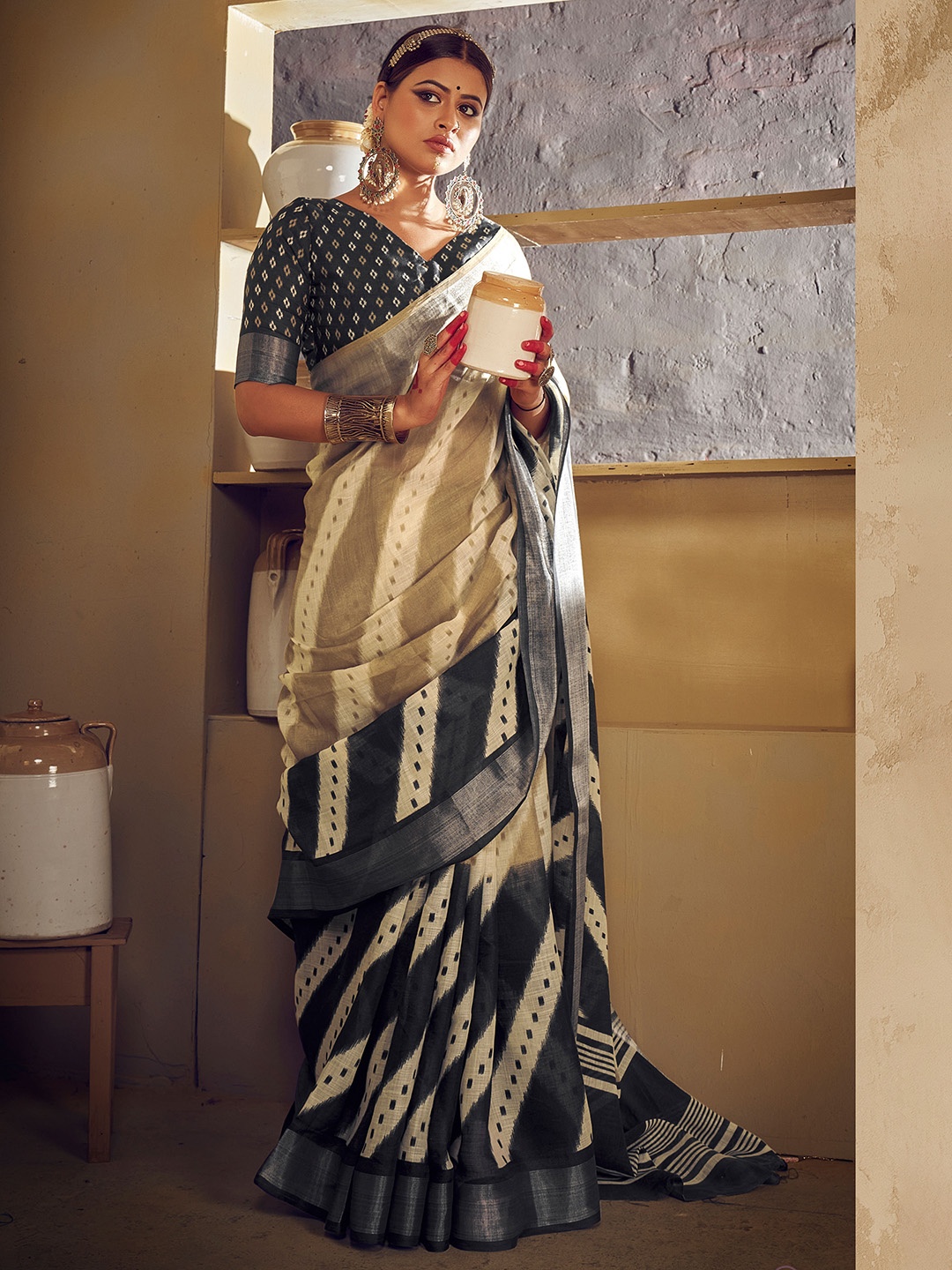 

SHANGRILA Leheriya Printed Zari Saree, Black