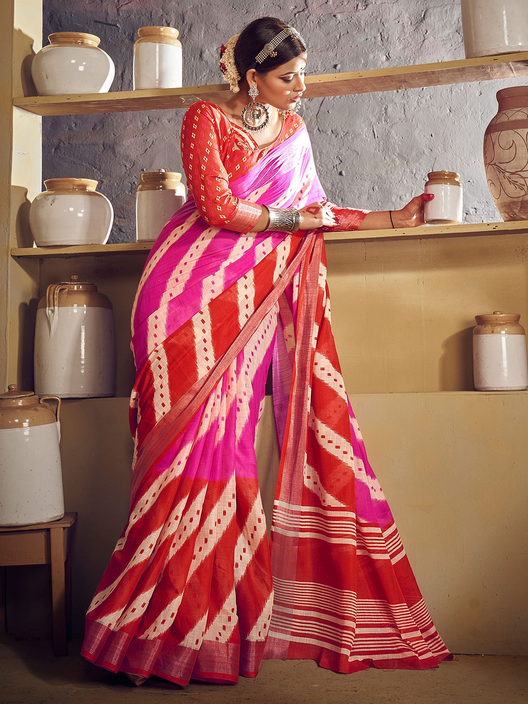 

SHANGRILA Leheriya Printed Zari Saree, Red