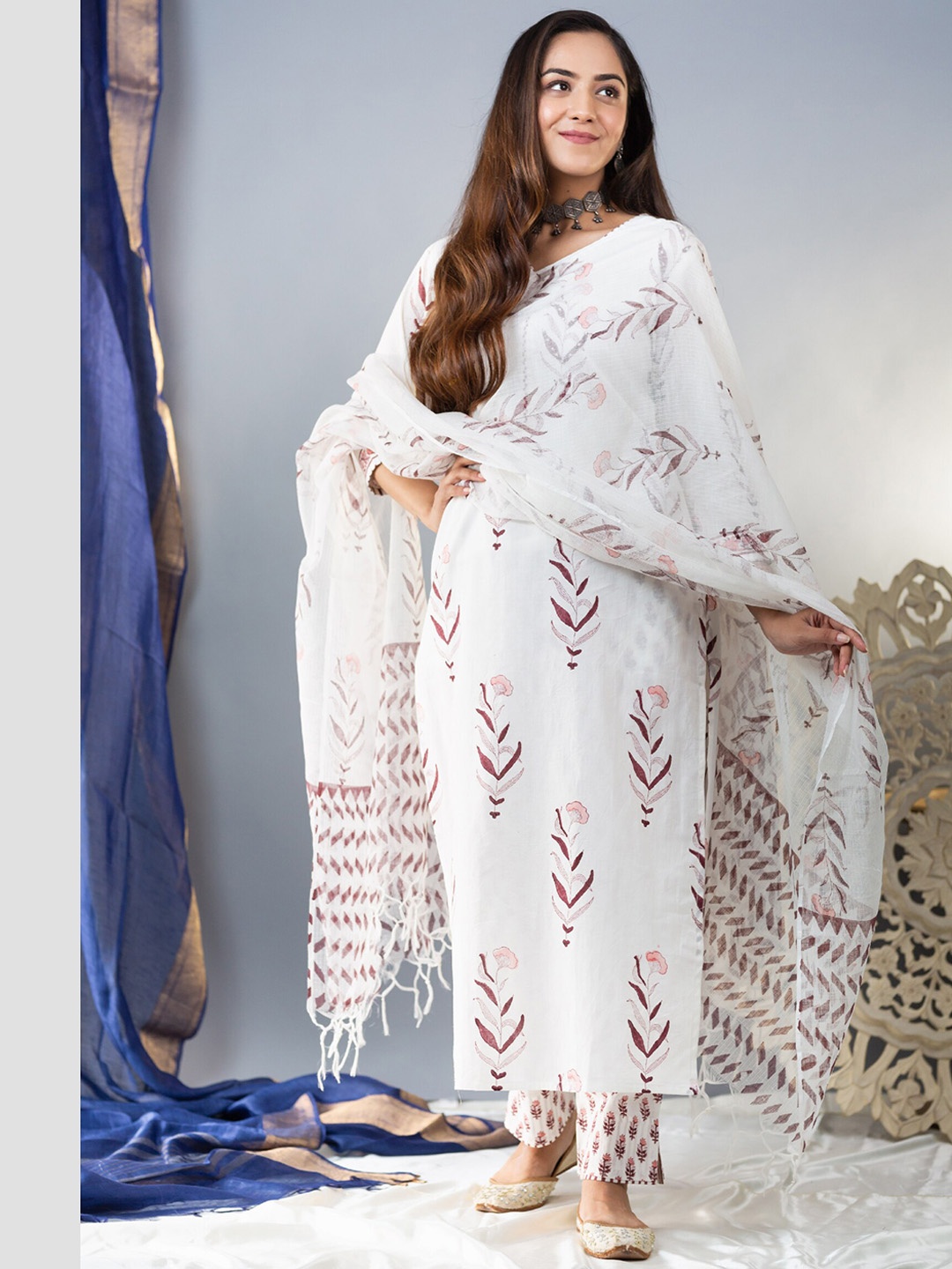 

DIVASTRI Floral Printed Regular Kurta with Trousers & Dupatta, White