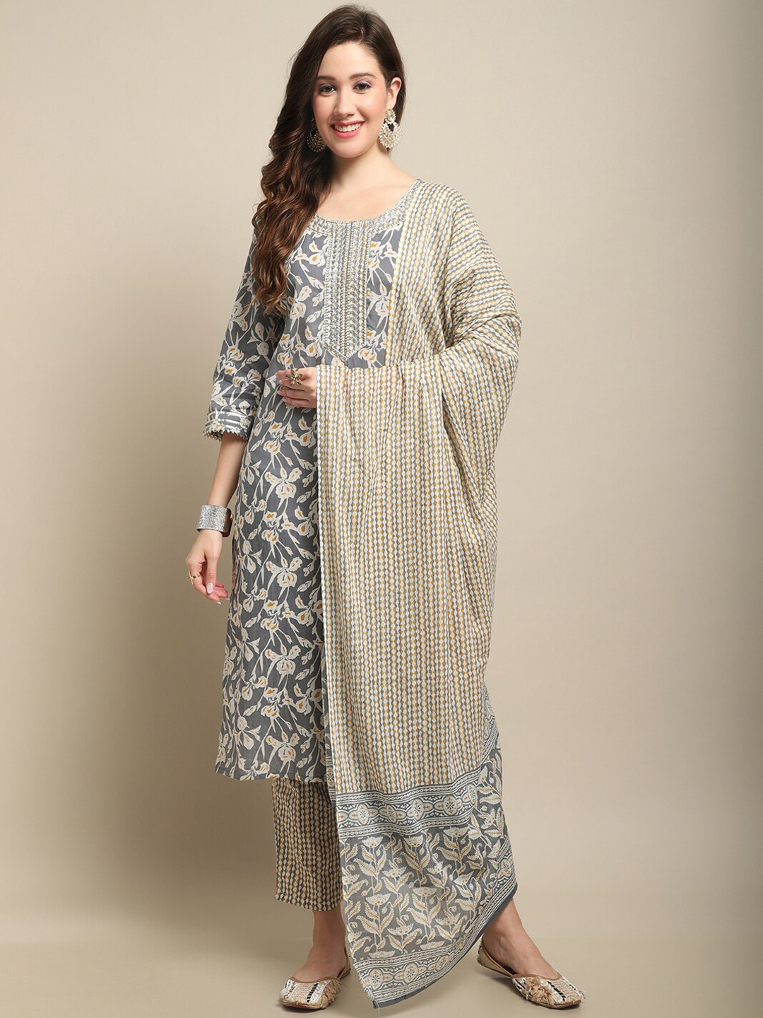 

Sangria Floral Printed Gotta Patti Kurta & Trouser With Dupatta, Grey
