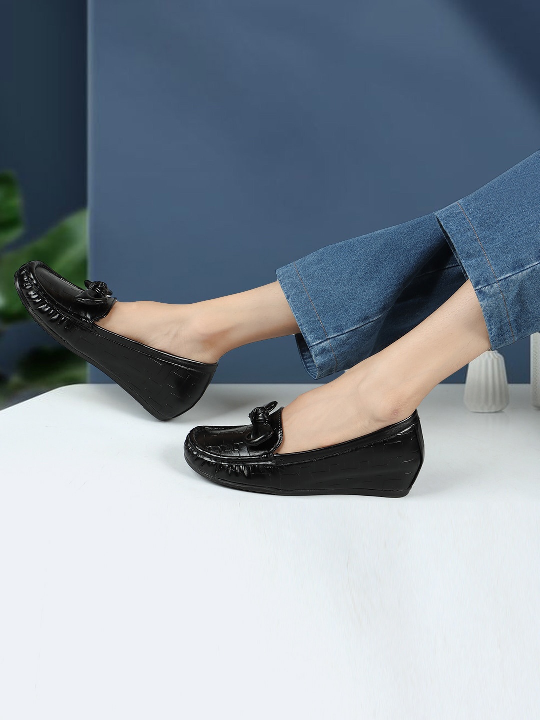 

ELLE Women Textured Comfort Insole Lightweight Penny Loafers With Bows, Black