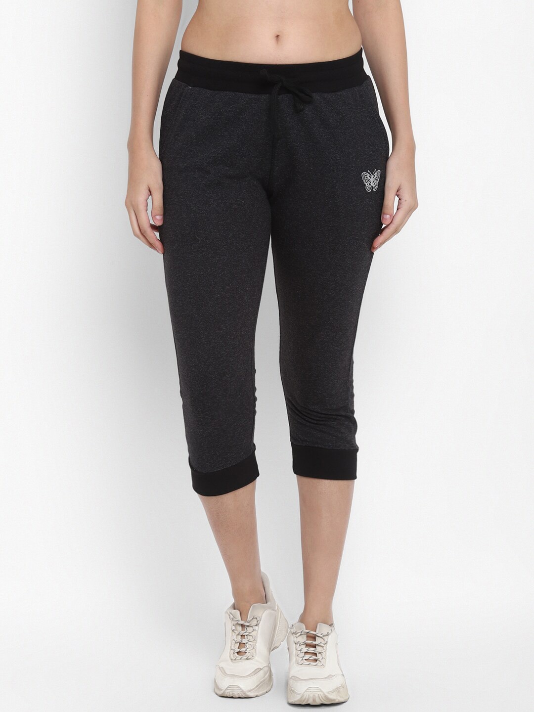 

Alan Jones Women Slim Fit Mid-Rise Capris, Black