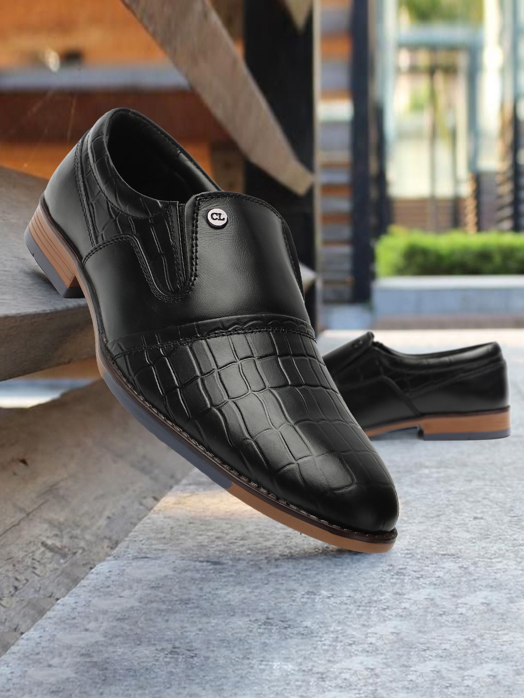 

Carlton London Men Textured Lightweight Leather Loafers, Black
