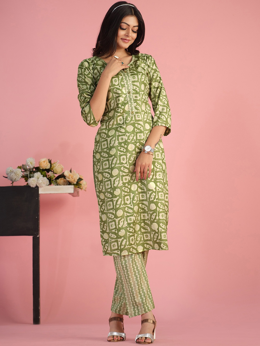 

Sangria Abstract Printed Straight Kurta With Trousers, Green